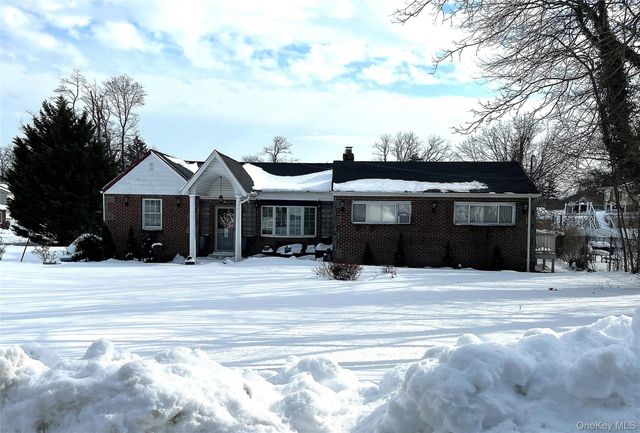 38 Hilltop Lane, Wheatley Heights, NY 11798