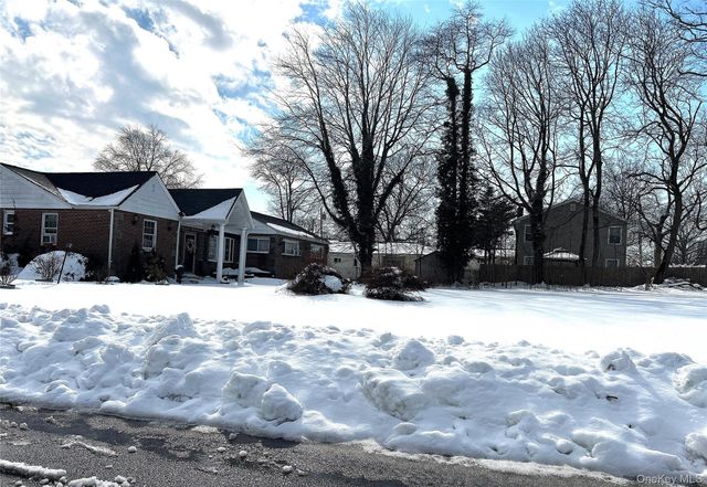 38 Hilltop Lane, Wheatley Heights, NY 11798