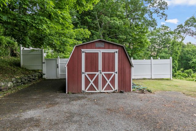 41 Plumbrook Road, Katonah, NY 10536