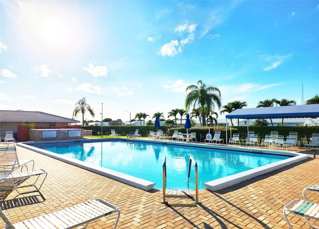 2100 SW Lake Circle Drive 110, Boynton Beach, FL 33426