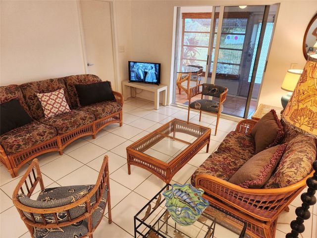 2100 SW Lake Circle Drive 110, Boynton Beach, FL 33426