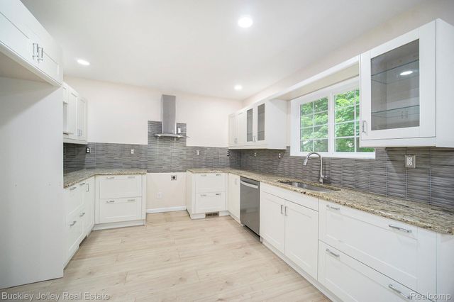 10303 Nine Mile Road, Green Oak Township, MI 48189