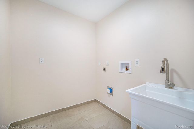 10303 Nine Mile Road, Green Oak Township, MI 48189