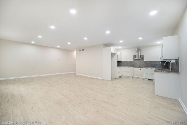 10303 Nine Mile Road, Green Oak Township, MI 48189