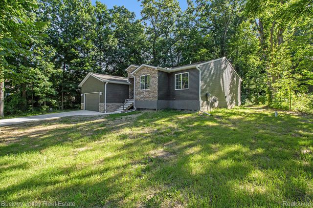10303 Nine Mile Road, Green Oak Township, MI 48189