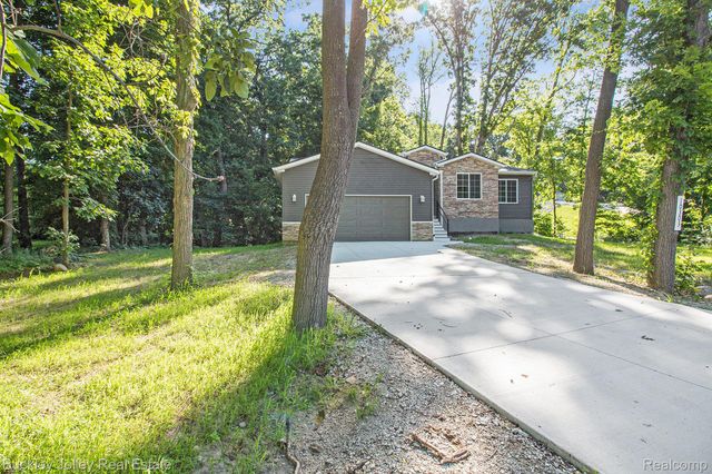 10303 Nine Mile Road, Green Oak Township, MI 48189