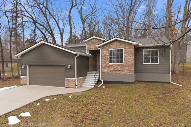 10303 Nine Mile Road, Green Oak Township, MI 48189