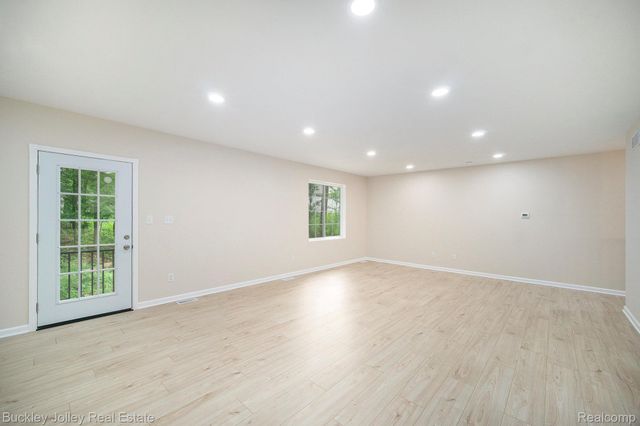 10303 Nine Mile Road, Green Oak Township, MI 48189