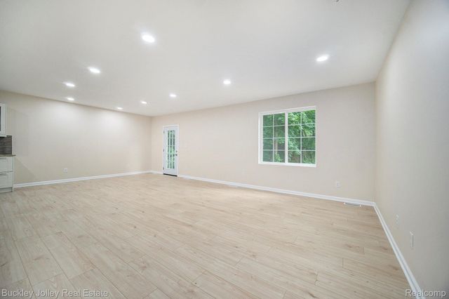 10303 Nine Mile Road, Green Oak Township, MI 48189