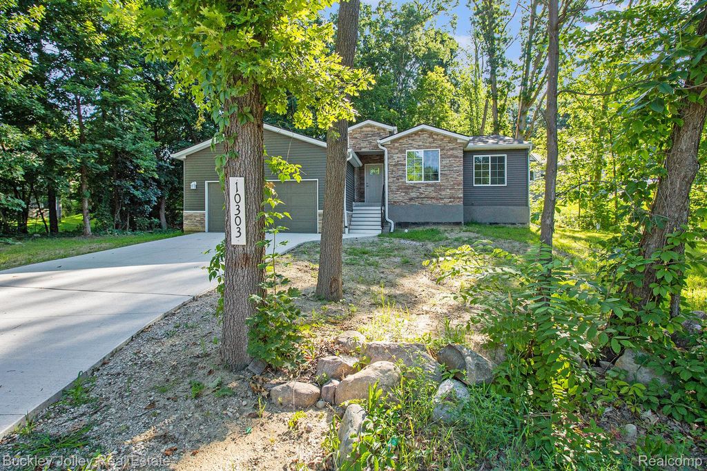 10303 Nine Mile Road, Green Oak Township, MI 48189