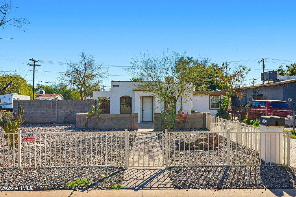 2047 E VIRGINIA Avenue, Phoenix, AZ 85006