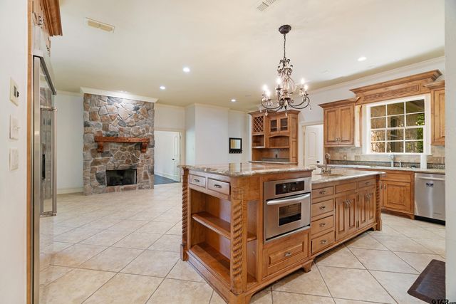 4045 Stonegate Blvd, Tyler, TX 75703
