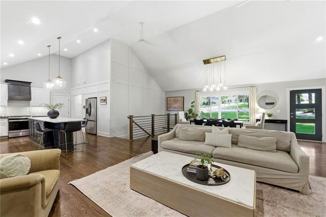 10404 Lee Boulevard, Leawood, KS 66206