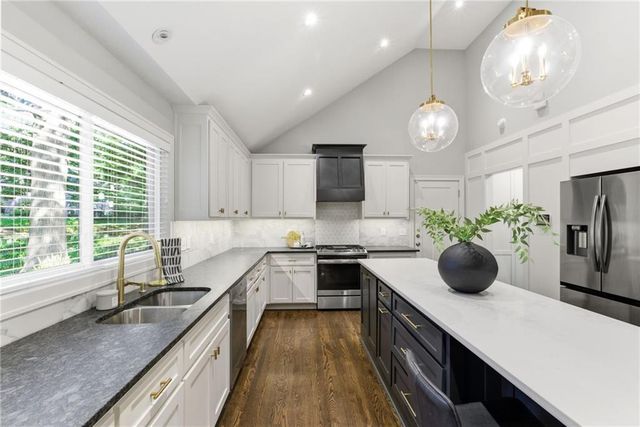 10404 Lee Boulevard, Leawood, KS 66206