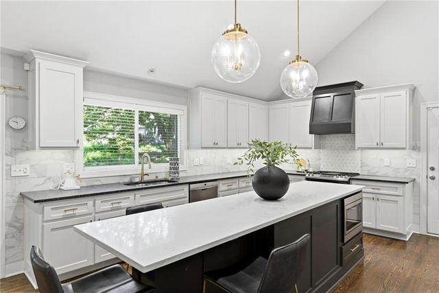 10404 Lee Boulevard, Leawood, KS 66206