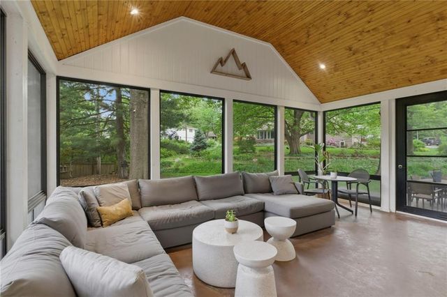 10404 Lee Boulevard, Leawood, KS 66206