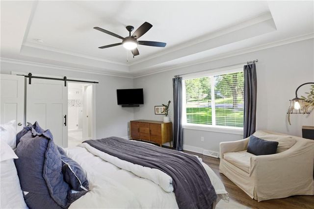 10404 Lee Boulevard, Leawood, KS 66206