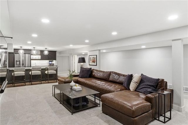 10404 Lee Boulevard, Leawood, KS 66206