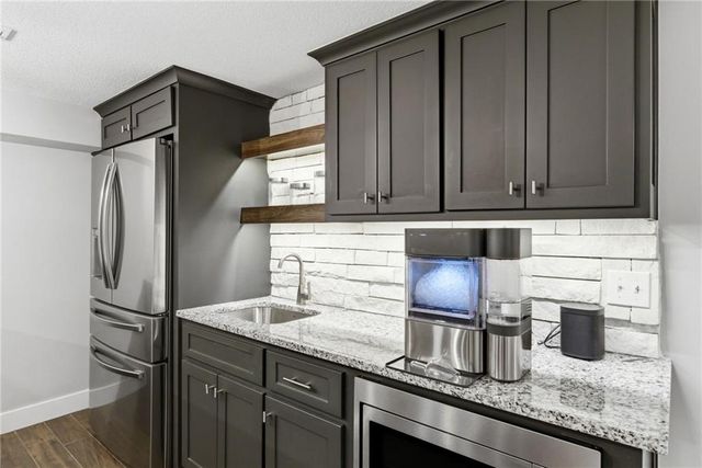 10404 Lee Boulevard, Leawood, KS 66206