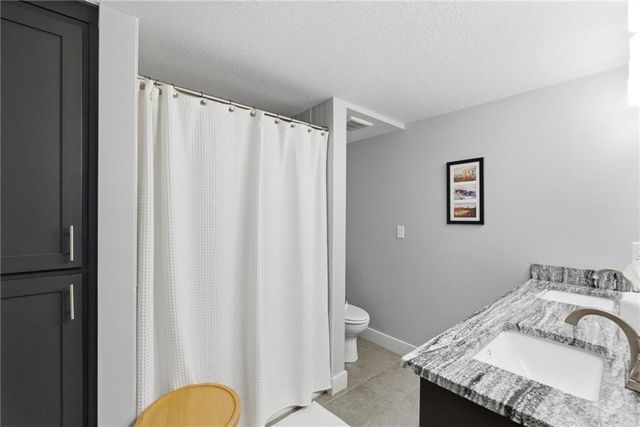 10404 Lee Boulevard, Leawood, KS 66206