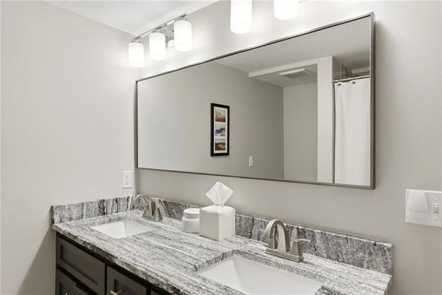 10404 Lee Boulevard, Leawood, KS 66206