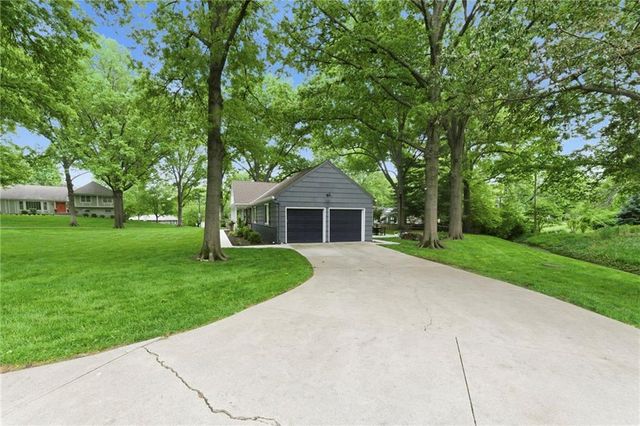 10404 Lee Boulevard, Leawood, KS 66206