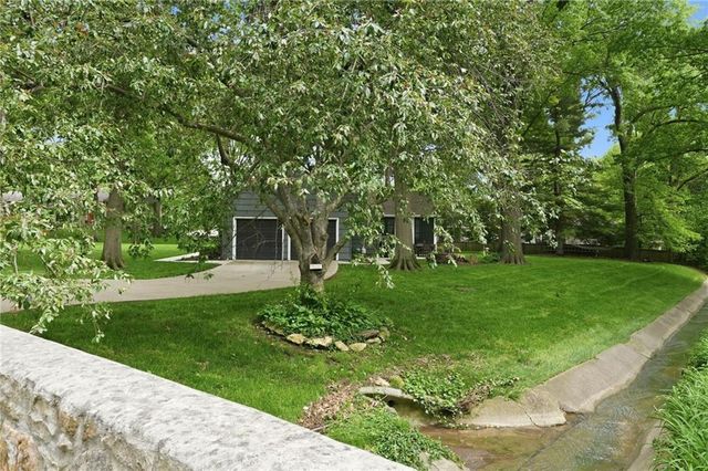 10404 Lee Boulevard, Leawood, KS 66206