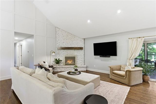 10404 Lee Boulevard, Leawood, KS 66206