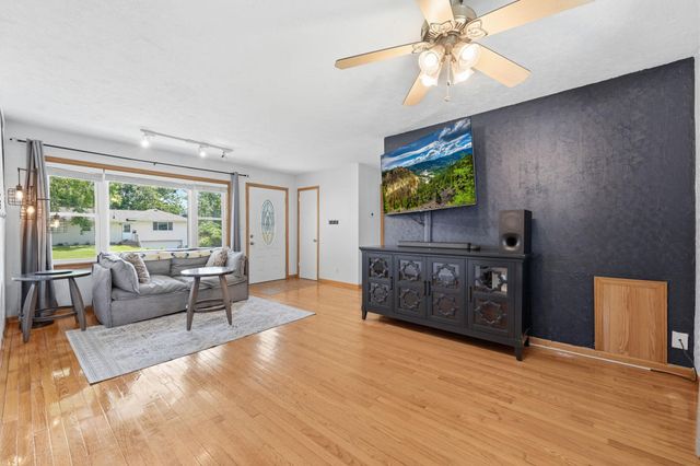 5225 Pennsylvania Avenue N, New Hope, MN 55428
