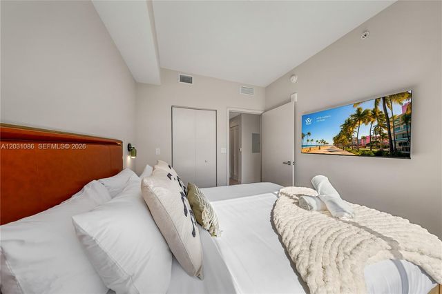 11 NE 6th St 301, Miami, FL 33132
