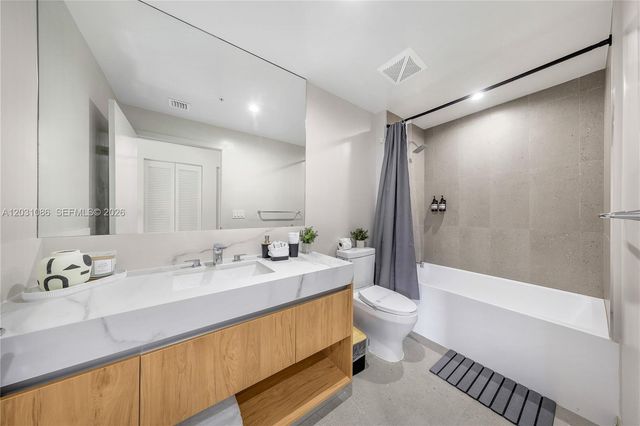 11 NE 6th St 301, Miami, FL 33132