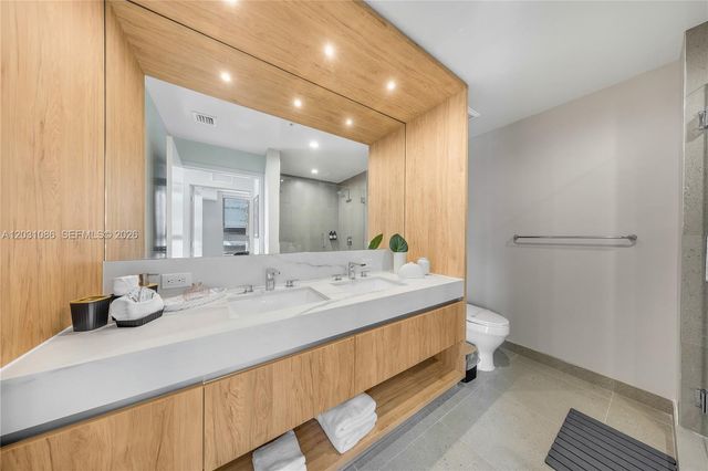 11 NE 6th St 301, Miami, FL 33132