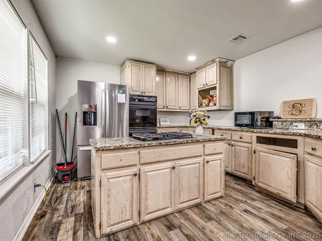3724 W 45th Place, Tulsa, OK 74107