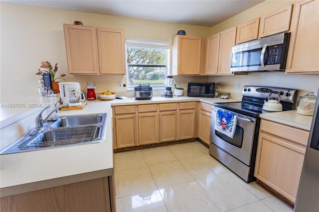 615 NW Stanford Ln, Port St. Lucie, FL 34983