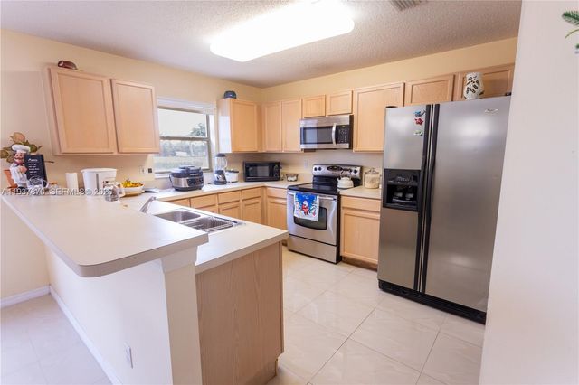 615 NW Stanford Ln, Port St. Lucie, FL 34983