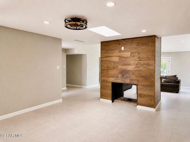 775 W BORDERLAND Road, El Paso, TX 79932