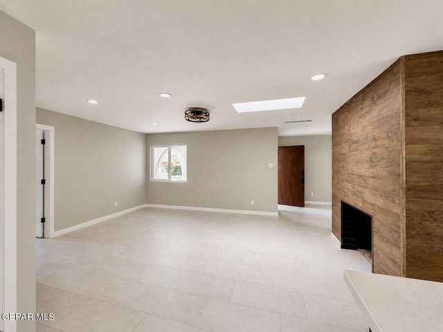 775 W BORDERLAND Road, El Paso, TX 79932
