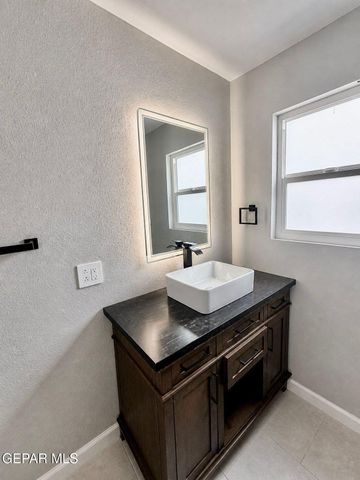 775 W BORDERLAND Road, El Paso, TX 79932