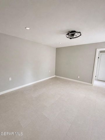 775 W BORDERLAND Road, El Paso, TX 79932