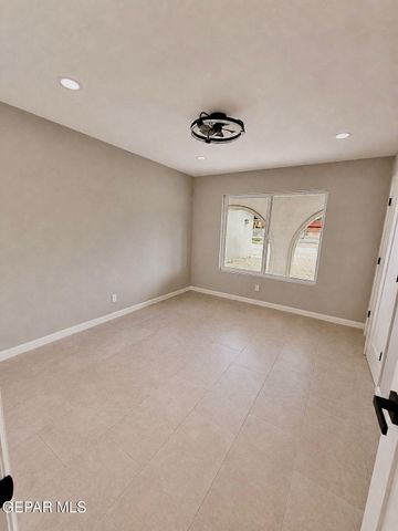 775 W BORDERLAND Road, El Paso, TX 79932