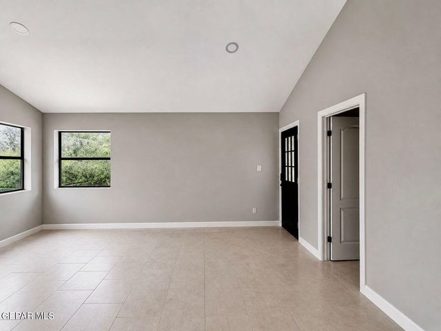 775 W BORDERLAND Road, El Paso, TX 79932
