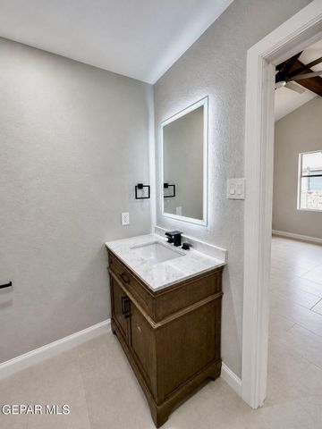775 W BORDERLAND Road, El Paso, TX 79932