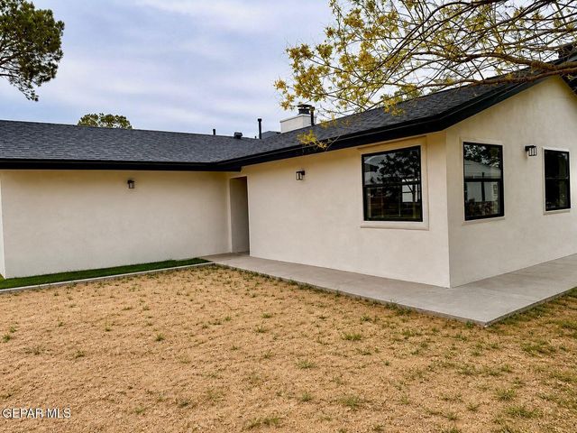 775 W BORDERLAND Road, El Paso, TX 79932