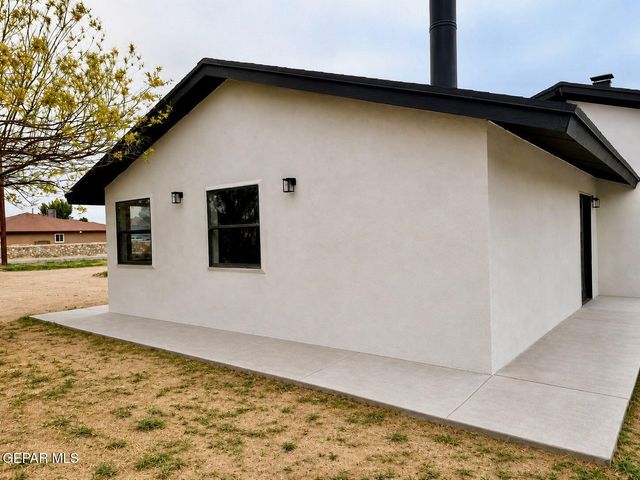 775 W BORDERLAND Road, El Paso, TX 79932