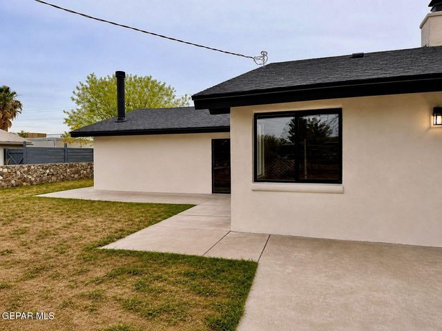 775 W BORDERLAND Road, El Paso, TX 79932