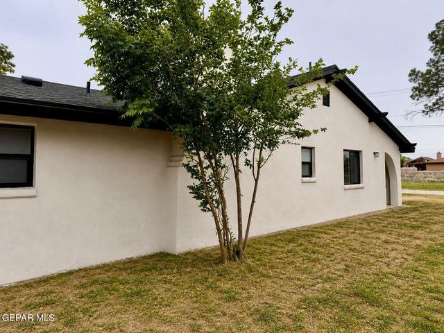775 W BORDERLAND Road, El Paso, TX 79932
