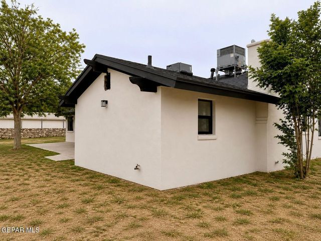 775 W BORDERLAND Road, El Paso, TX 79932