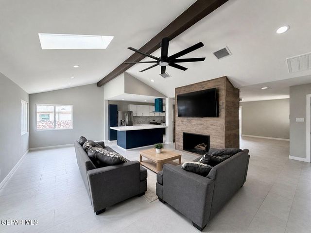 775 W BORDERLAND Road, El Paso, TX 79932