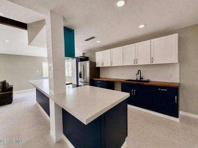 775 W BORDERLAND Road, El Paso, TX 79932