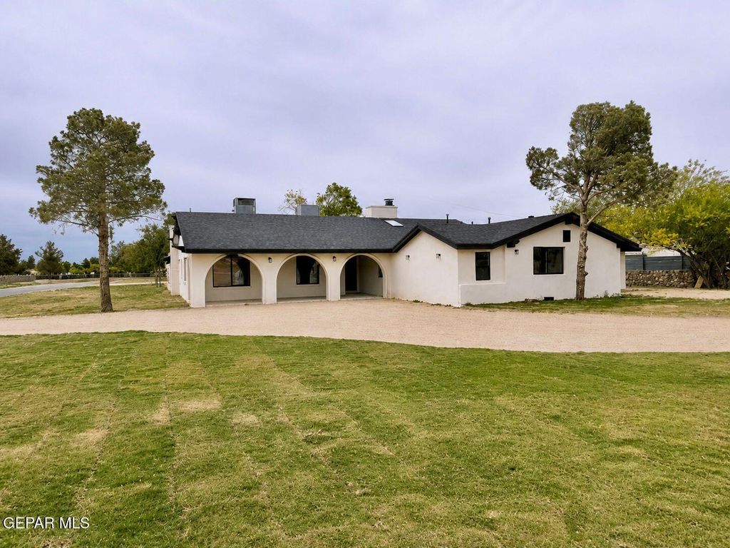775 W BORDERLAND Road, El Paso, TX 79932